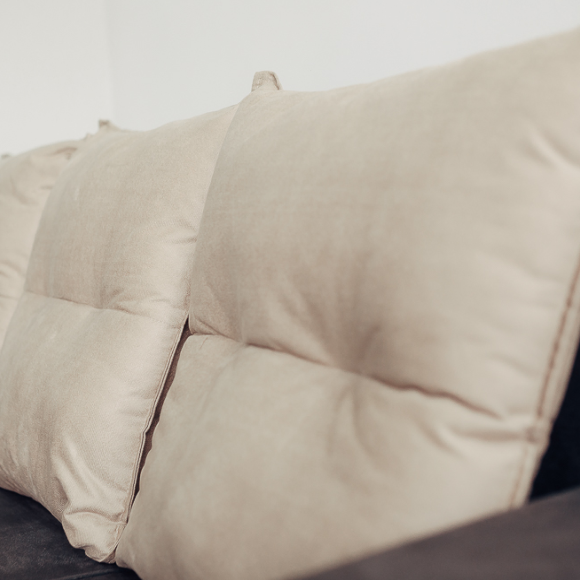 movelmax_muebles_juego-de-living-movelmax-aleli-3-2-lugares-marronbeige-2-almohadas_3