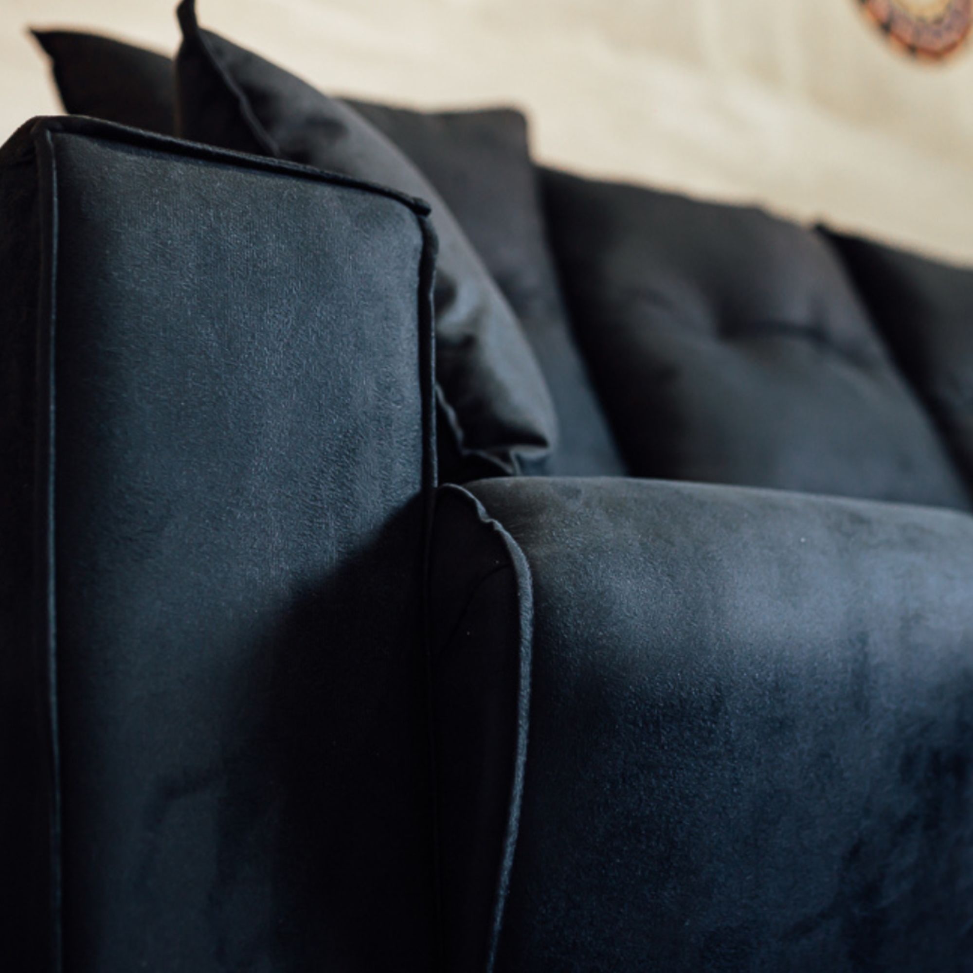 movelmax_muebles_juego-de-living-movelmax-aleli-3-2-lugares-negro-2-almohadas_2